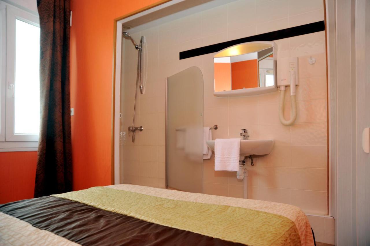 Hotel Les Rosiers Ла-Рошель Экстерьер фото